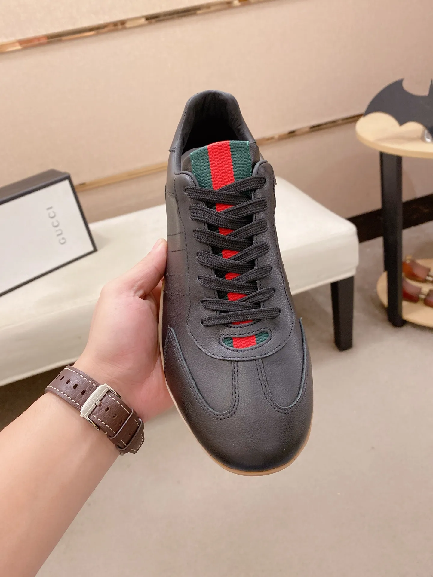 Men's shoes 💰 462💰The new GUCCI (Gucci) counters are launched simultaneously. The new men's shoes, 😘fabrics are selected from imported cowhide, and the lining is sheepskin lining. 👍🏿 High-end ☄️ air-cushion molded anti-slip rubber outsole, exquisite lines, simple and elegant, comfortable and high-end for leisure travel. Code number: 38 to 44 (45 can be customized and cannot be returned or exchanged)
